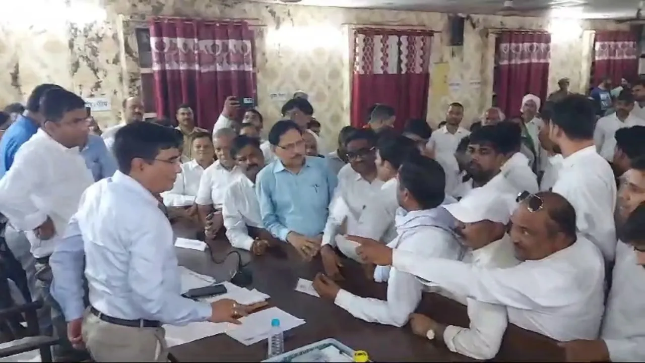 Video: मोहनलालगंज तहसील पर हुआ हंगामा, समाधान दिवस की कार्रवाई बाधित 