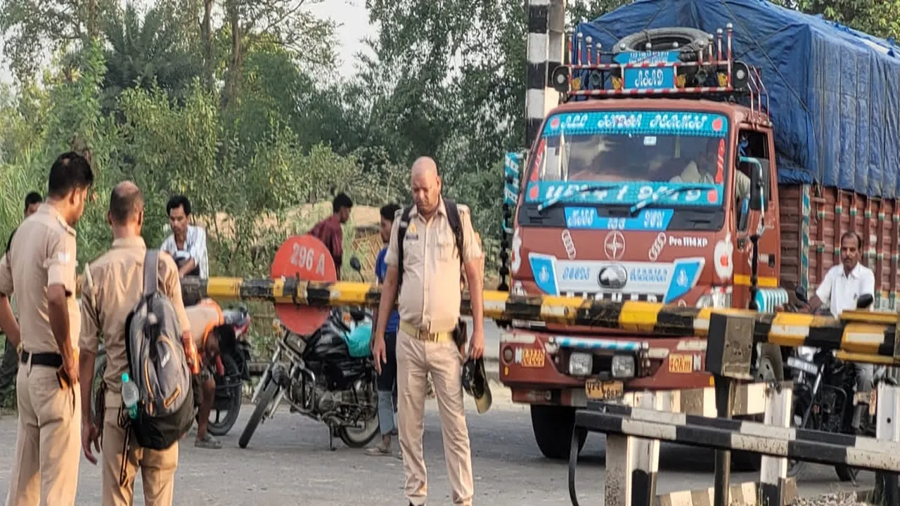 बहराइच: चौकीदार ने ट्रेन के आगे कूदकर दी जान, सपा विधायक आनंद ने परिवार को बंधाया ढांढस