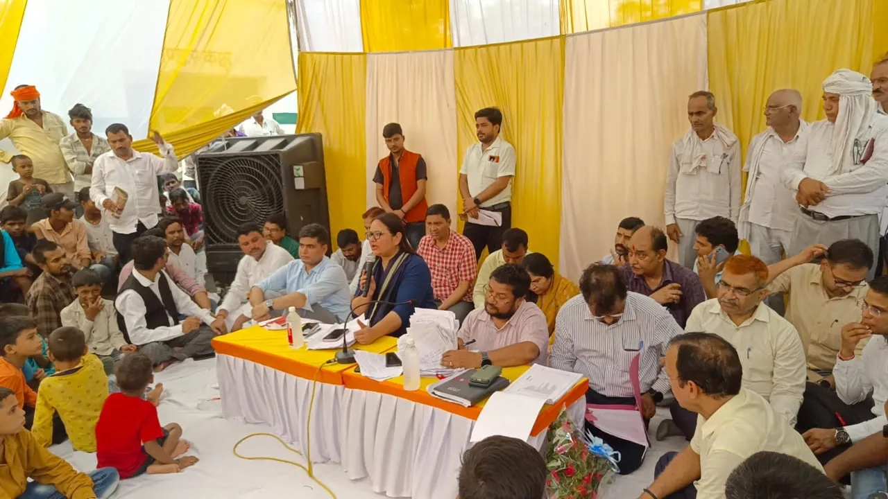 गोंडा: DM ने लगाई चौपाल, जमीन पर बैठकर सुनी फरियादियों की शिकायतें