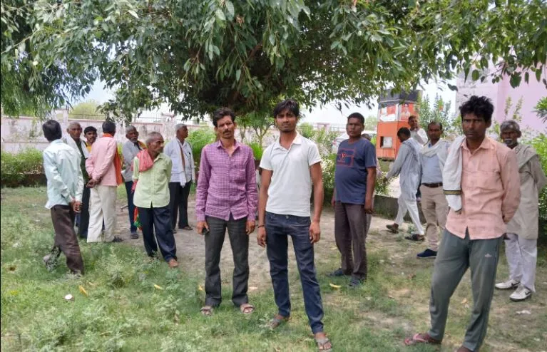 कासगंज: पेड़ पर झूलता मिला युवक का शव, परिजनों जताई हत्या की आशंका 