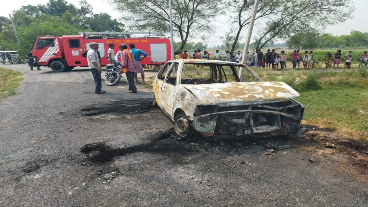 बाराबंकी: कार में लगी आग, व्यापारी ने कूदकर बचाई जान