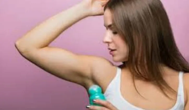 आप भी गर्मी में पसीने की बदबू दूर करने के लिए डियोड्रेंट का करते हैं इस्तेमाल, यहां जान लें इसके नुकसान