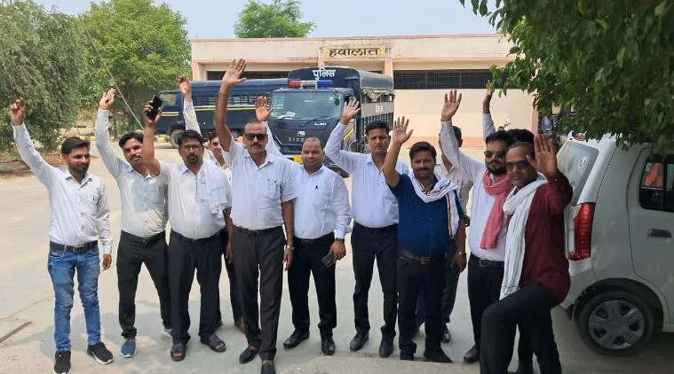 कासगंज: चैंबर निर्माण में लेटलतीफी को लेकर भड़के अधिवक्ता, अनिश्चित कालीन आंदोलन करने का लिया निर्णय 