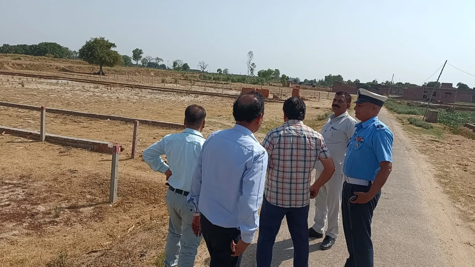 Bareilly news: एयरफोर्स की चारदीवारी के पास बन रहीं पांच अवैध कॉलोनियों पर चला बुलडोजर