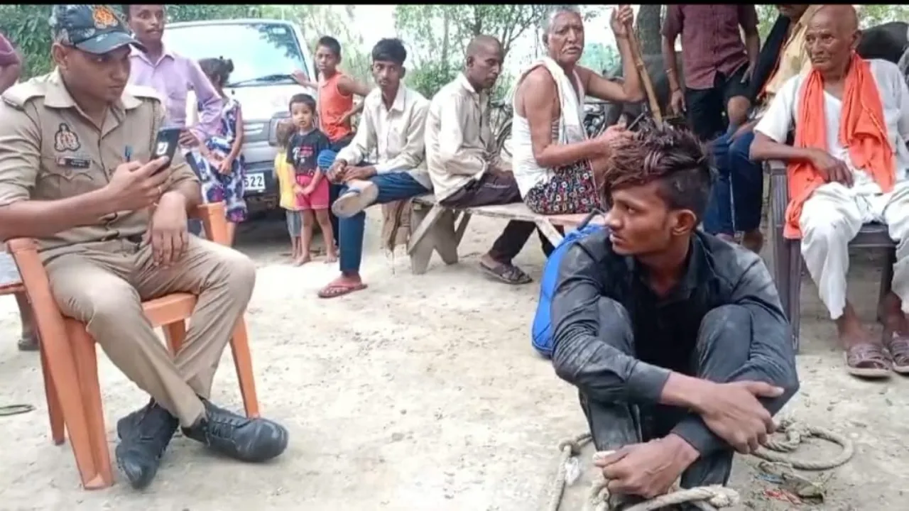 हरदोई: बाइक चोरी कर रहे युवक को पुलिस के सामने दी गई तालिबानी सजा, रस्सी से बांध कर हुई पिटाई 