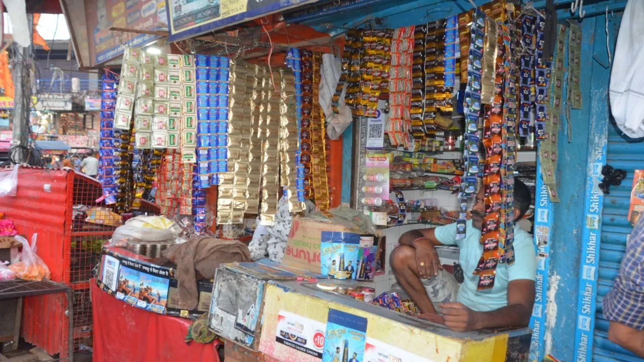 बाराबंकी: रोक के बाद भी एक साथ बिक रहा पान मसाला और तंबाकू