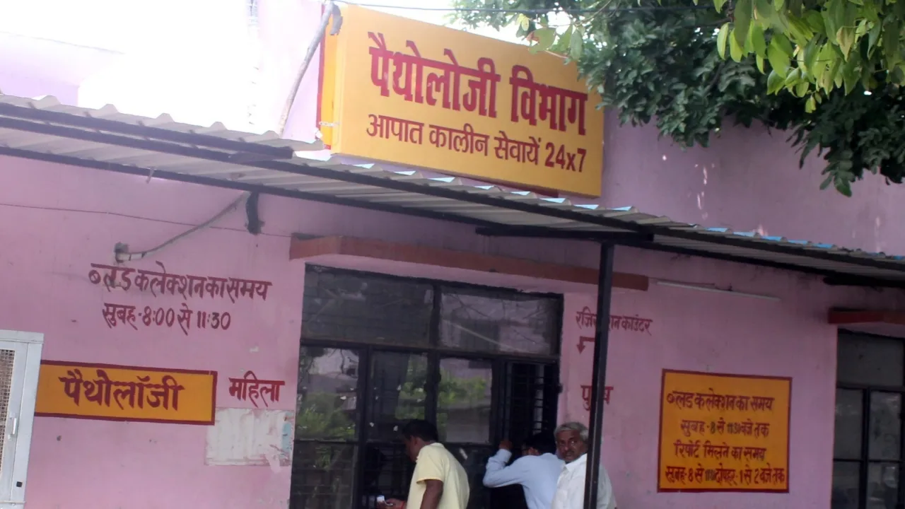 बाराबंकी: जिला अस्पताल की पैथोलॉजी में मरीजों की सिर्फ सीबीसी की हो पा रही जांच