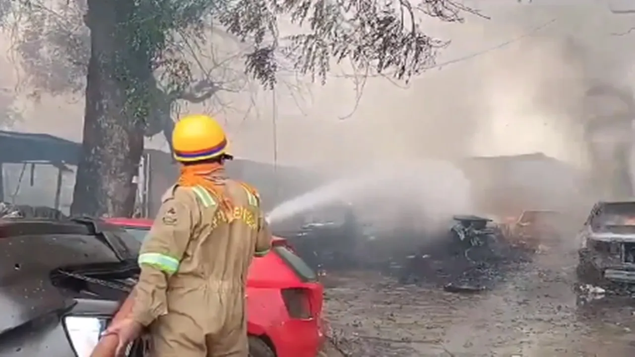 लखनऊ: कार गैराज में लगी भीषण आग,  CNG वाहनों में हुए विस्फोट, फायर ब्रिगेड की गाड़ियां मौके पर मौजूद