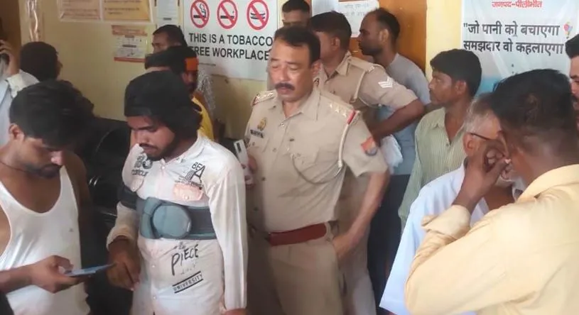 पीलीभीत: पिकअप की टक्कर से 10 फिट दूर खाई में गिरा ई-रिक्शा, एक की मौत, आठ घायल