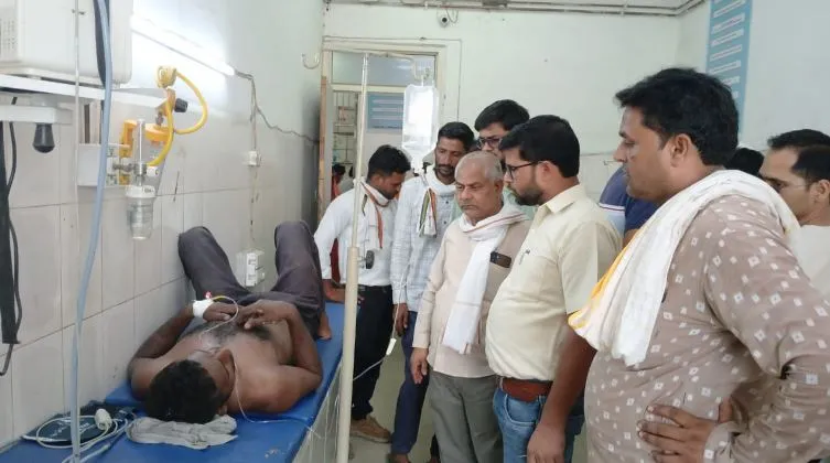 कासगंज: शटडाउन लेकर काम कर रहे लाइनमैंन विद्युत करंट से झुलसा, जिला अस्प्ताल में भर्ती