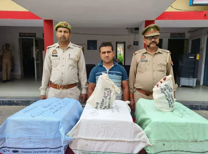 कासगंज:  पुलिस ने पटियाली में की छापेमारी, बरामद नकली कैस्ट्रोल ऑयल 