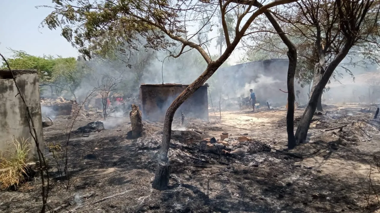 बाराबंकी में चूल्हे की चिंगारी से स्वाहा हुए छप्परनुमा चार घर, कई घंटे बाद पहुंचे दमकल कर्मी 