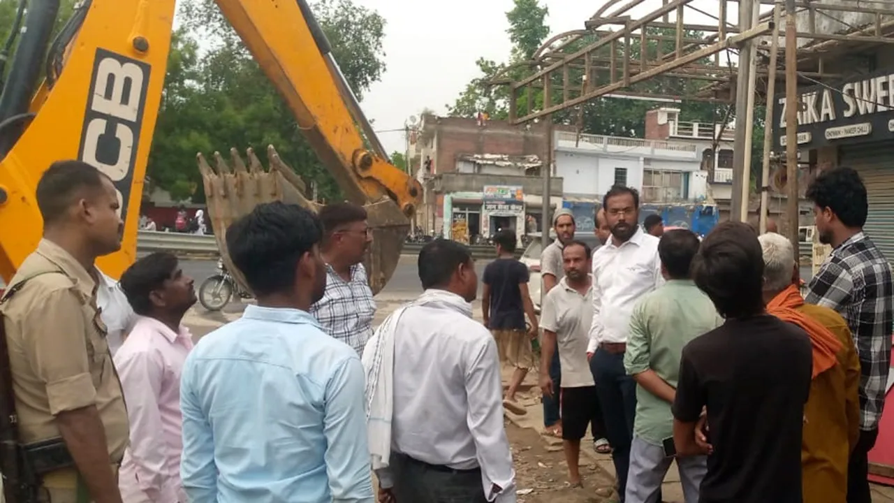 अयोध्या: सड़क चौड़ीकरण में पचासों दुकानों पर चला बुलडोजर, दुकानदारों में हड़कंप