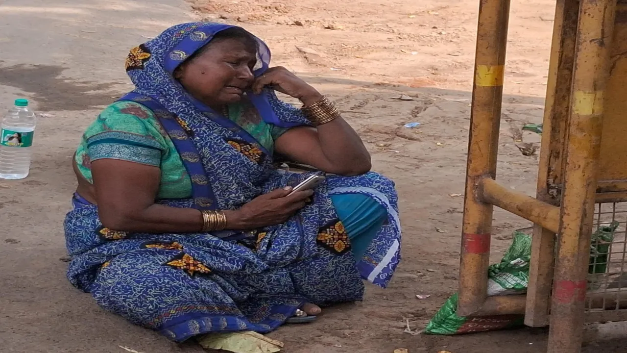 नैनी जेल में बंदी ने नहीं किया काम तो नंबरदार ने तोड़ दिया हाथ!, मुलाकात के बाद रोती रही मां