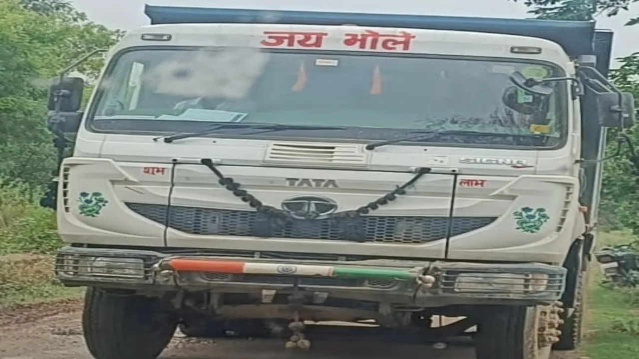 बाराबंकी में बिना नंबर के डंफरों से दिन-रात हो रहा खनन, थाने के सामने से ही गुजर रहे