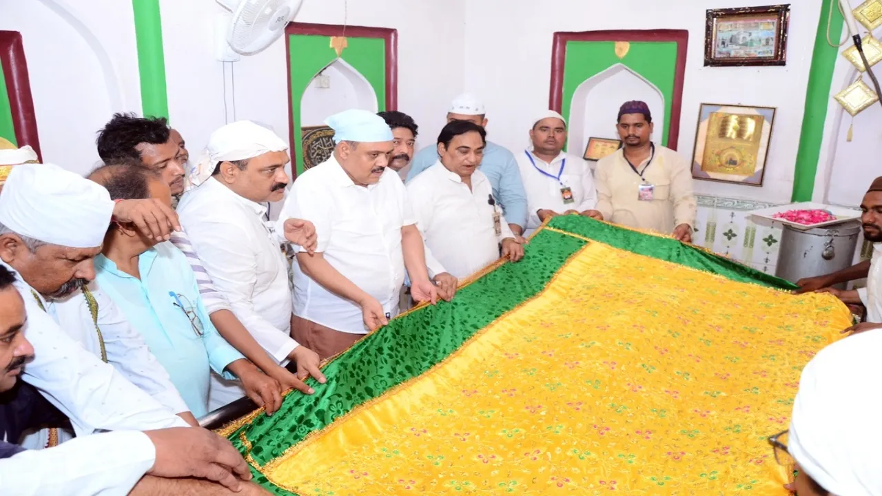 बाराबंकी पहुंचे राज्य सूचना आयुक्त, चढ़ाई चादर, बोले-बूढ़े बाबा की दरगाह भाईचारे की मिसाल