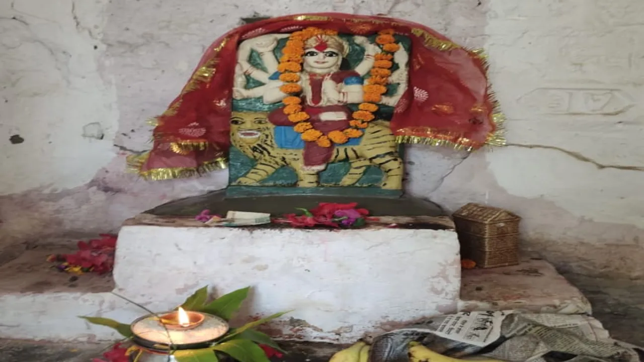 बाराबंकी में मंदिर की मूर्ति खंडित होने से बढ़ा तनाव, नई मूर्ति मंगवाकर कराई प्राण प्रतिष्ठा