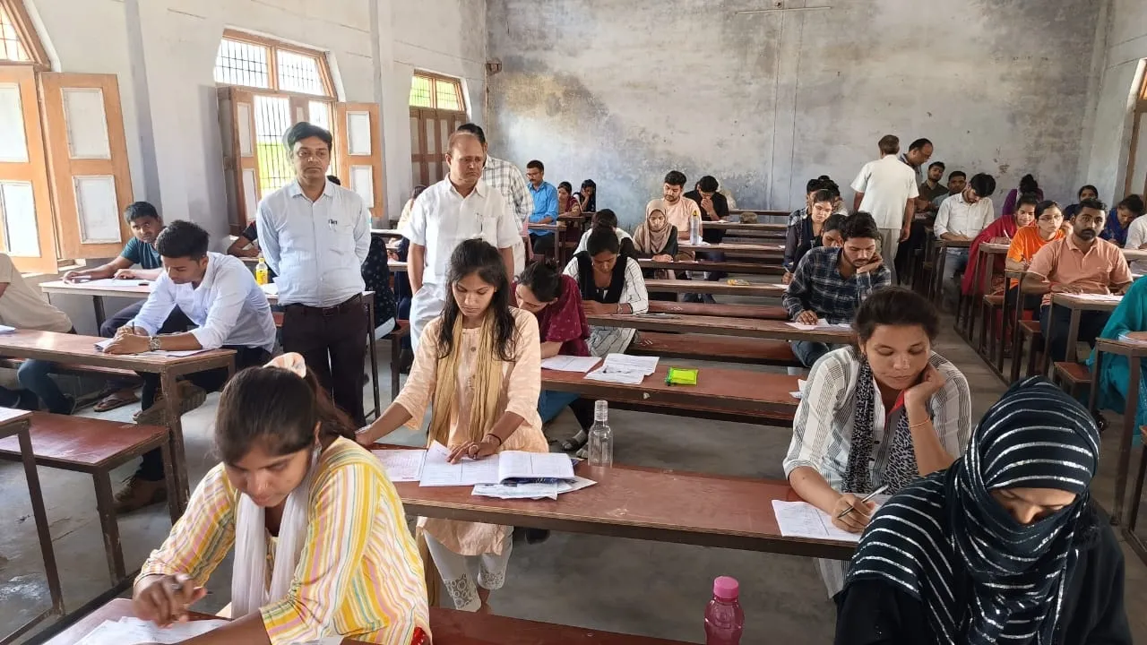 सुलतानपुर में बीएड प्रवेश परीक्षा से 408 अभ्यर्थियों ने किया किनारा, आठ केंद्रों पर हुई परीक्षा