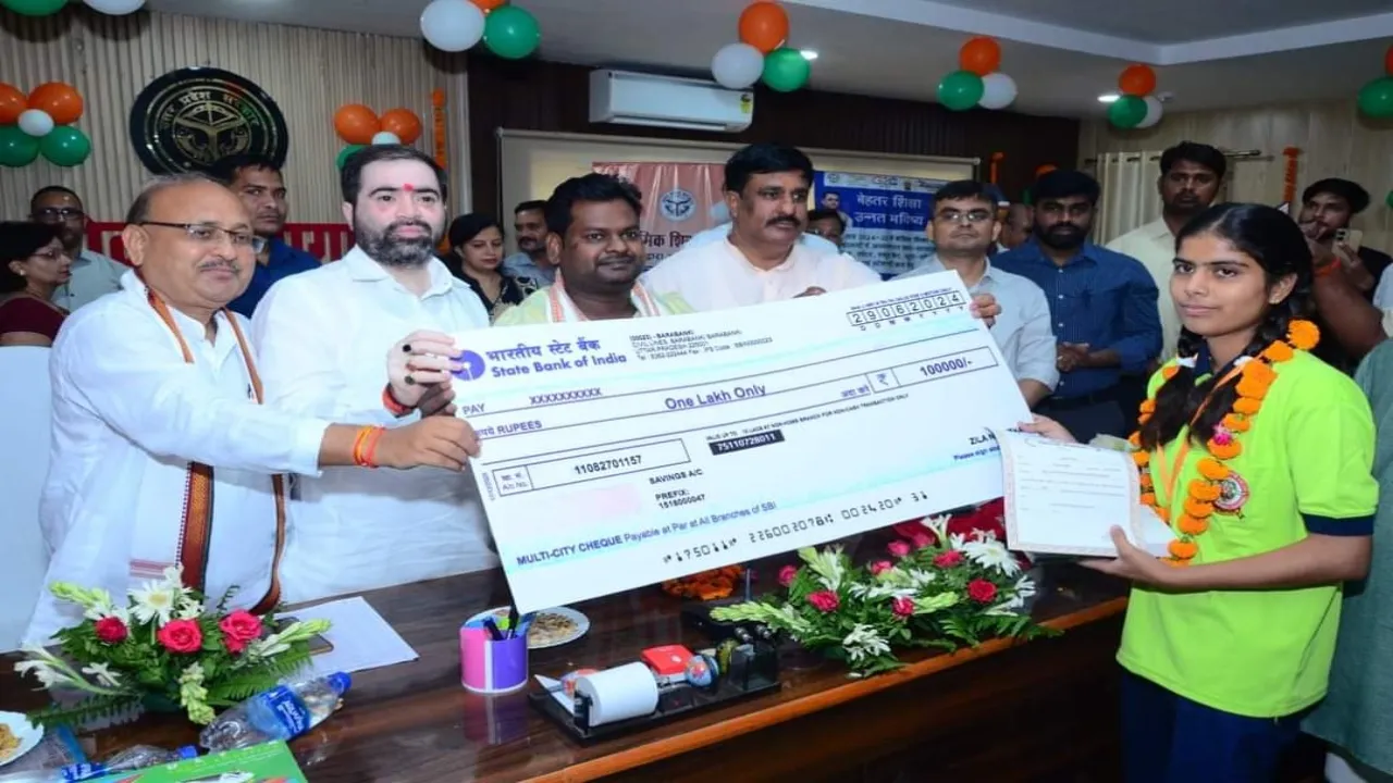 बाराबंकी: प्रदेश में अपना परचम लहराने वाले मेधावियों को मिला सम्मान