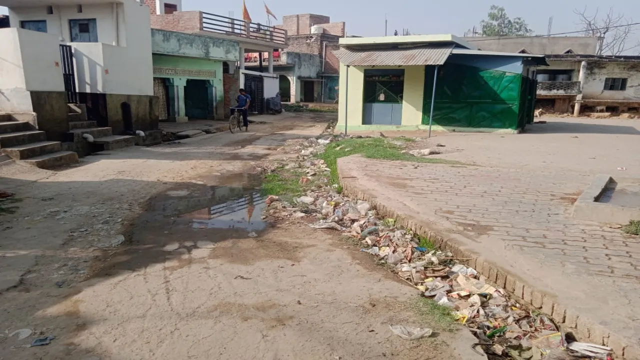 अयोध्या: गाँवों से गायब हैं सफाईकर्मी, नालियों व सड़क पर लगा कूड़े का ढेर