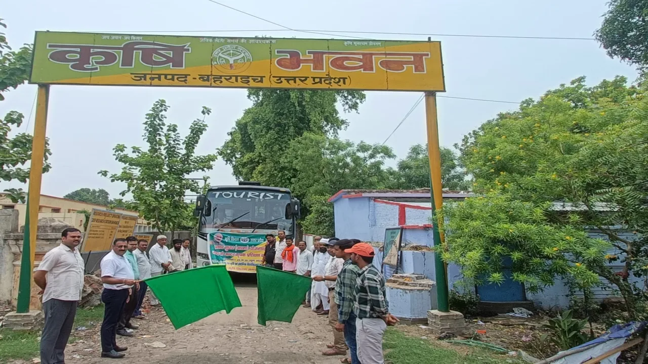 बहराइच: 60 किसानों के दल को उप कृषि निदेशक ने किया रवाना, अयोध्या मंडलीय गोष्ठी में होंगे शामिल 