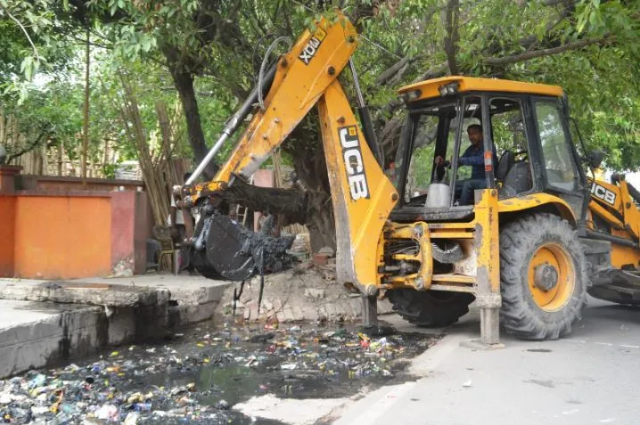 पीलीभीत: सब गोलमाल है! 27 लाख के टेंडर में इस्तेमाल हो रहे पालिका के संसाधन..प्रतिदिन खर्च किया जा रहा 100 लीटर डीजल