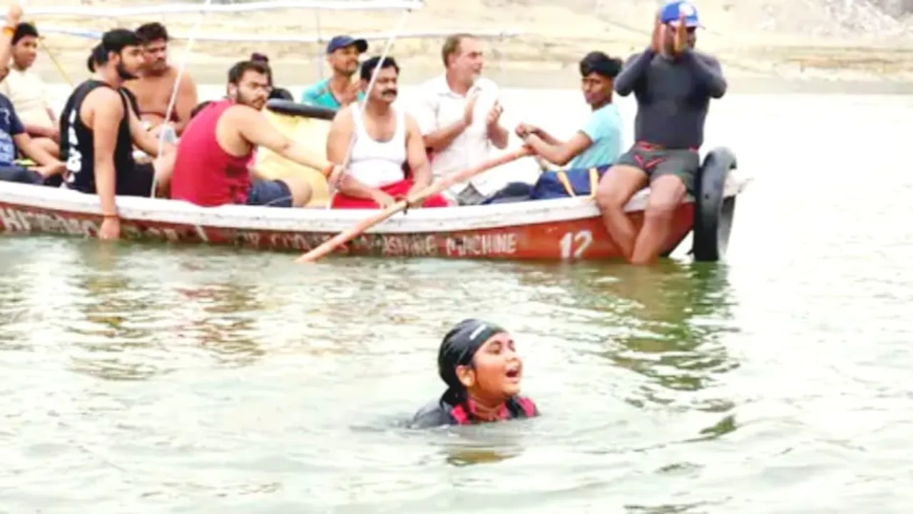 6वीं की छात्रा शान्वी ने 17 मिनट में तैरकर पार की यमुना की धार, रिकॉर्ड के लिए पेश करेगी दावा  
