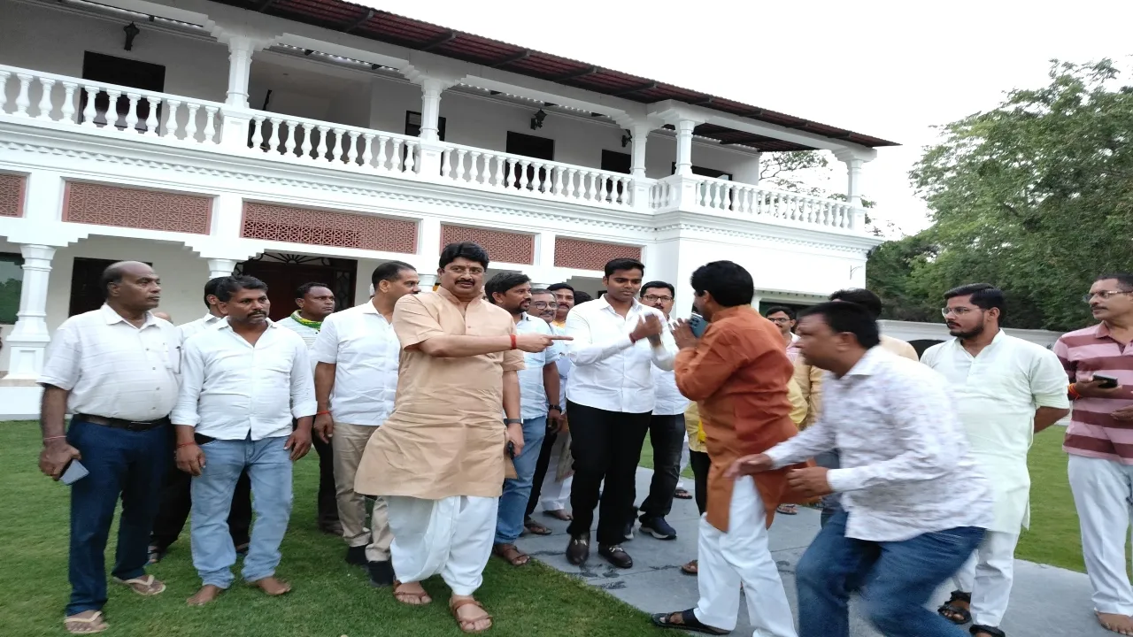 नवनिर्वाचित सांसद पुष्पेंद्र पहुंचे बेंती, राजा भैया का जताया आभार