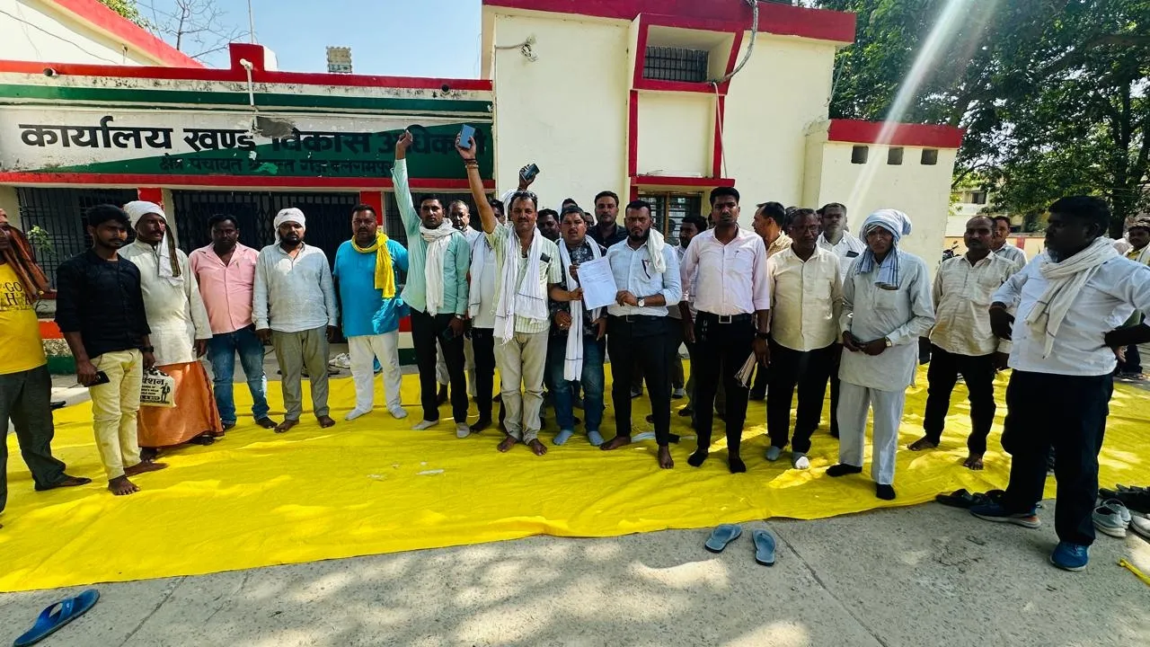 बलरामपुर: नाराज ग्राम प्रधानों ने ब्लॉक में जड़ा ताला किया धरना प्रदर्शन, जानें क्या है पूरा मामला 