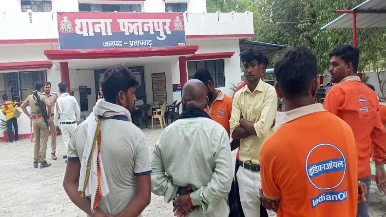 प्रतापगढ़: सेल्समैन से छिनैती व मारपीट में कार्रवाई न होने पर बंद किया पेट्रोल पम्प