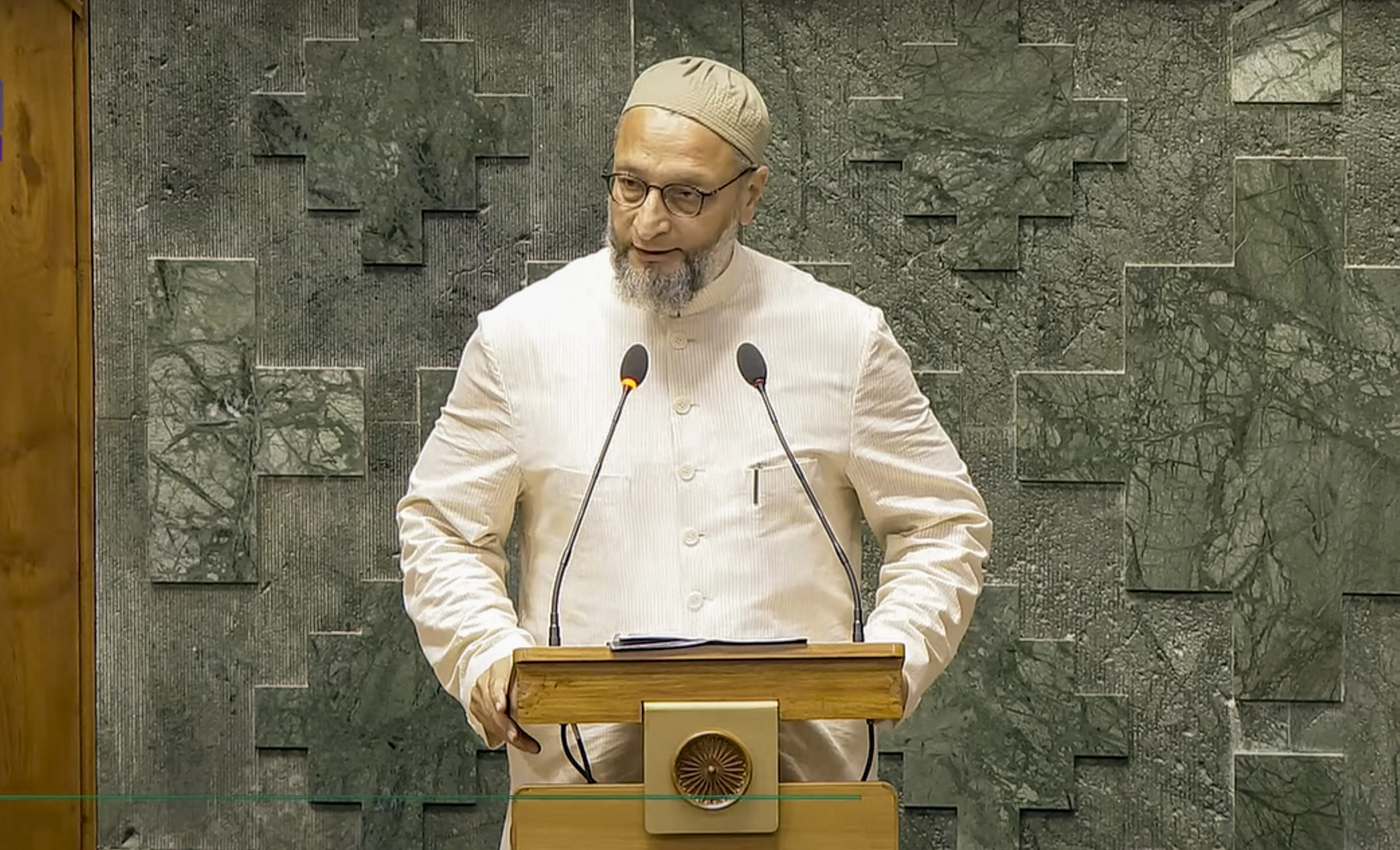 बुरे फंसे ओवैसी! संसद में शपथ के दौरान लगाया 'जय फिलिस्तीन' का नारा, मचा हंगामा...वीडियो वायरल