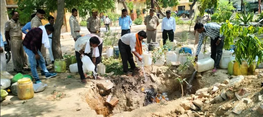 कासगंज: पटियाली पुलिस ने नष्ट कराई 1707 लीटर जब्त शराब, 92 अभियोगों में जब्त की गई थी अवैध शराब 