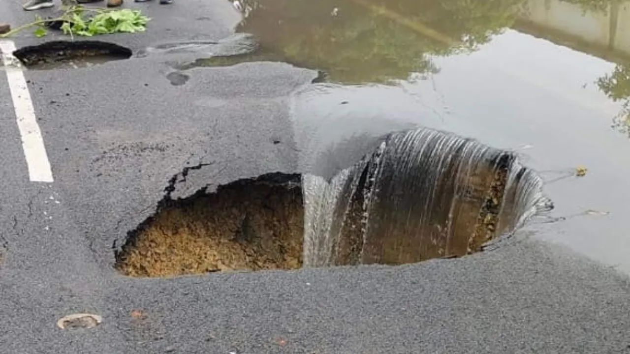 Video: अयोध्या में बारिश ने खोली विकास की पोल, सड़कों में दिख रहे होल   
