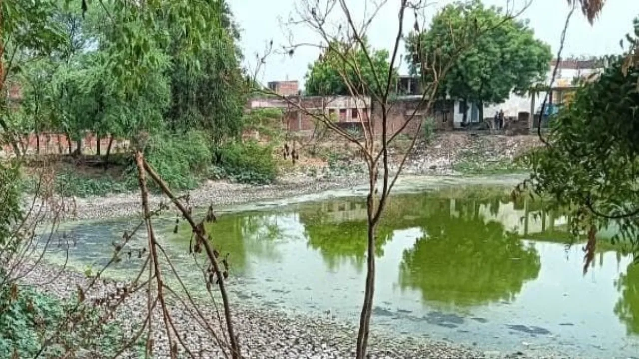 कोरांव में लेखपाल की मनमानी, तालाब पर बन गये मकान