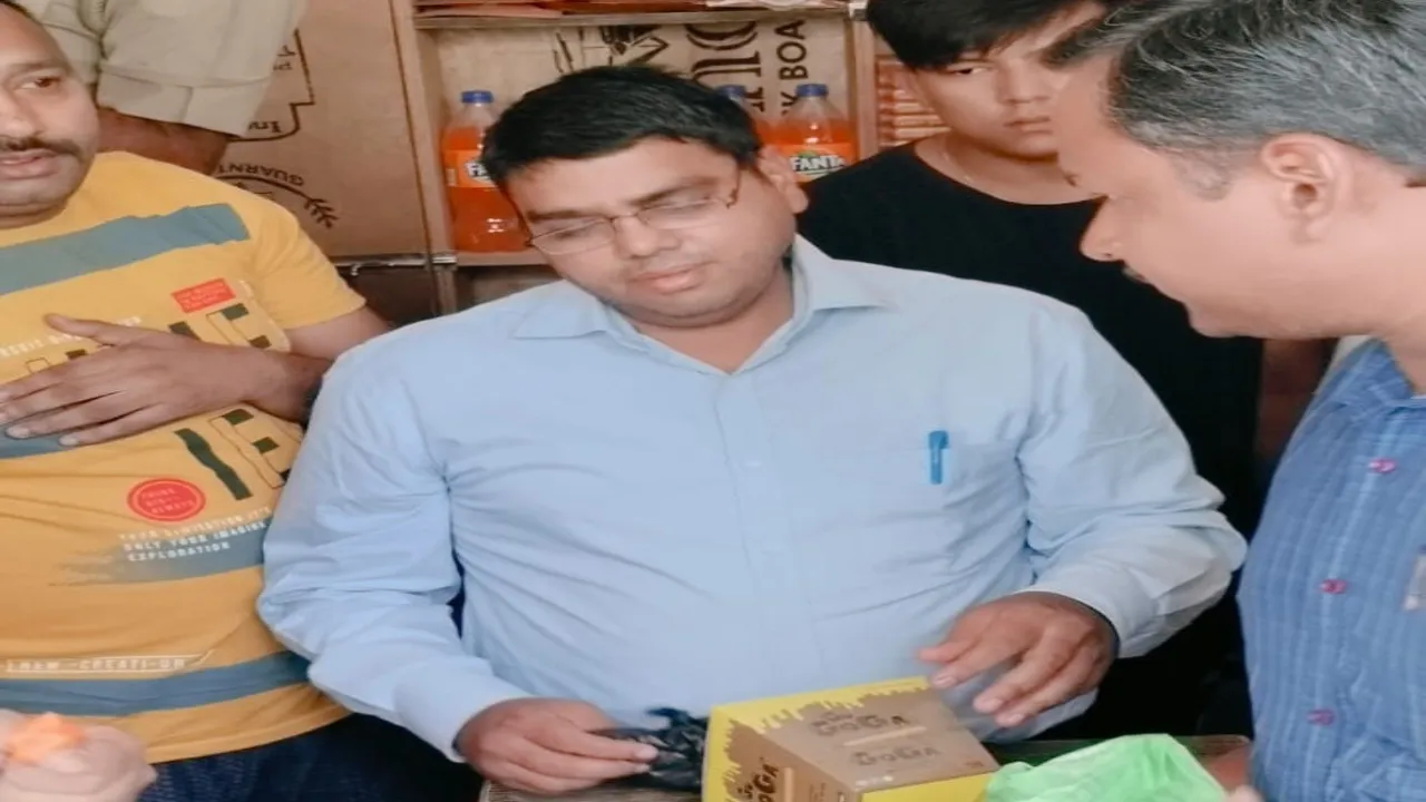 कोल्ड ड्रिंक की दुकान पर बिक्री होती मिली नशीली दवा, सैंपल जांच को भेजा