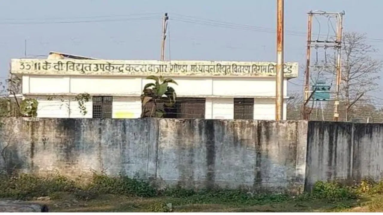 SSO की लापरवाही से बिजली की चपेट में आया संविदाकर्मी, हवा के झोंके से बची जान