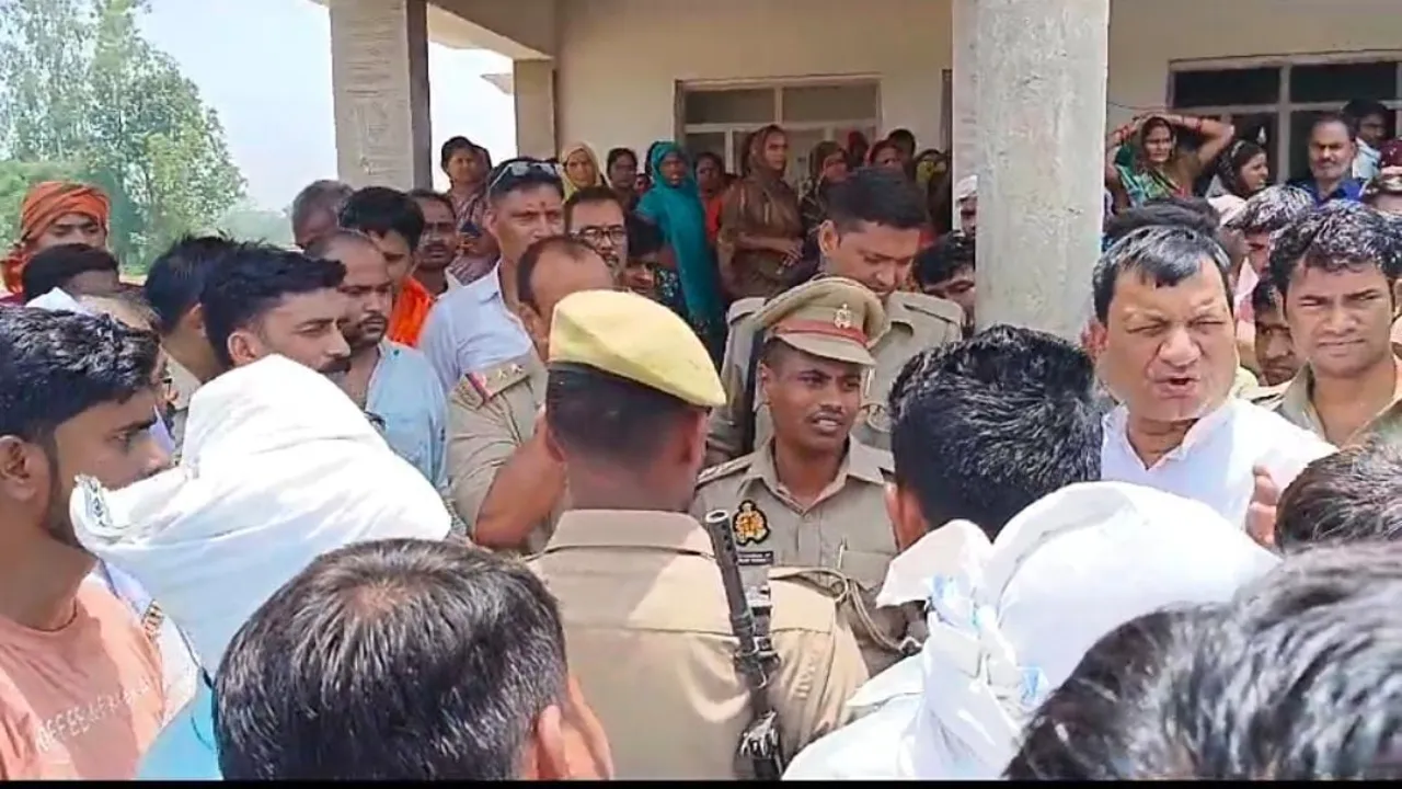 गोंडा में बाइकों की आमने-सामने हुई भिड़ंत, युवक की मौत-परिजनों ने जाम की सड़क 