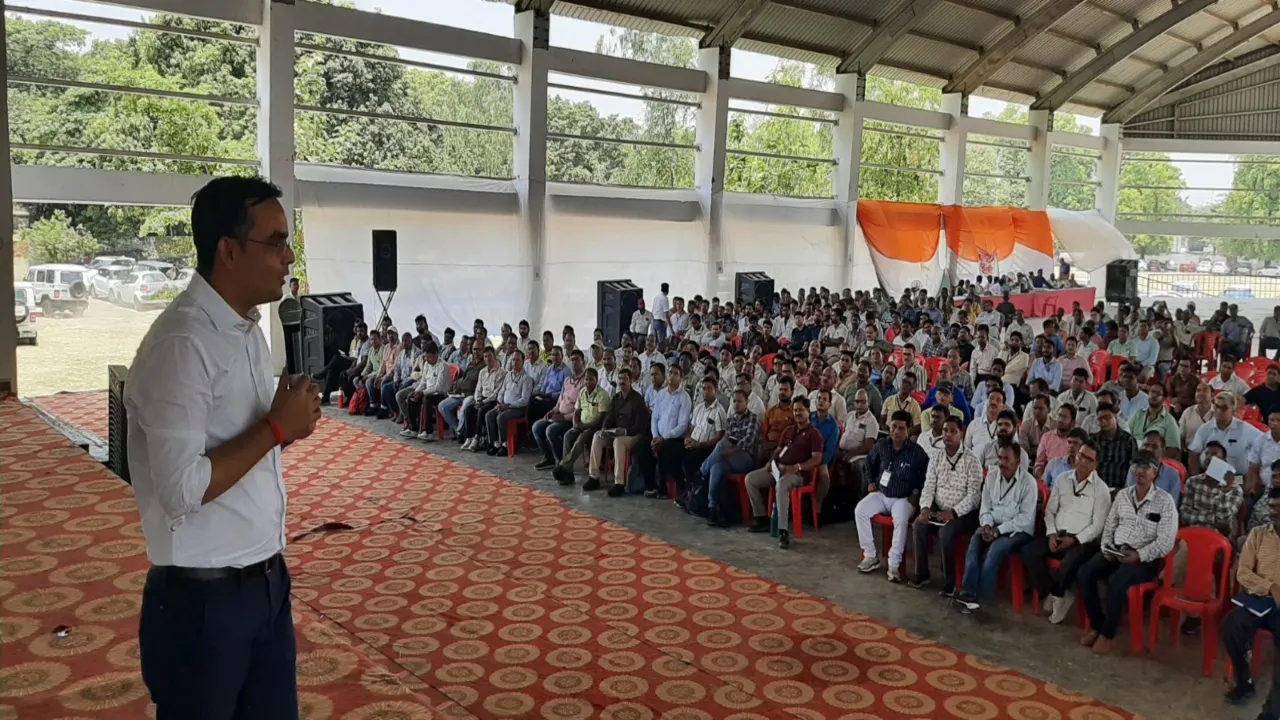 बाराबंकी: प्रेक्षक और डीएम ने किया संवाद, कहा-एजेंट को सभी डेटा नोट कराएं मतगणना कार्मिक