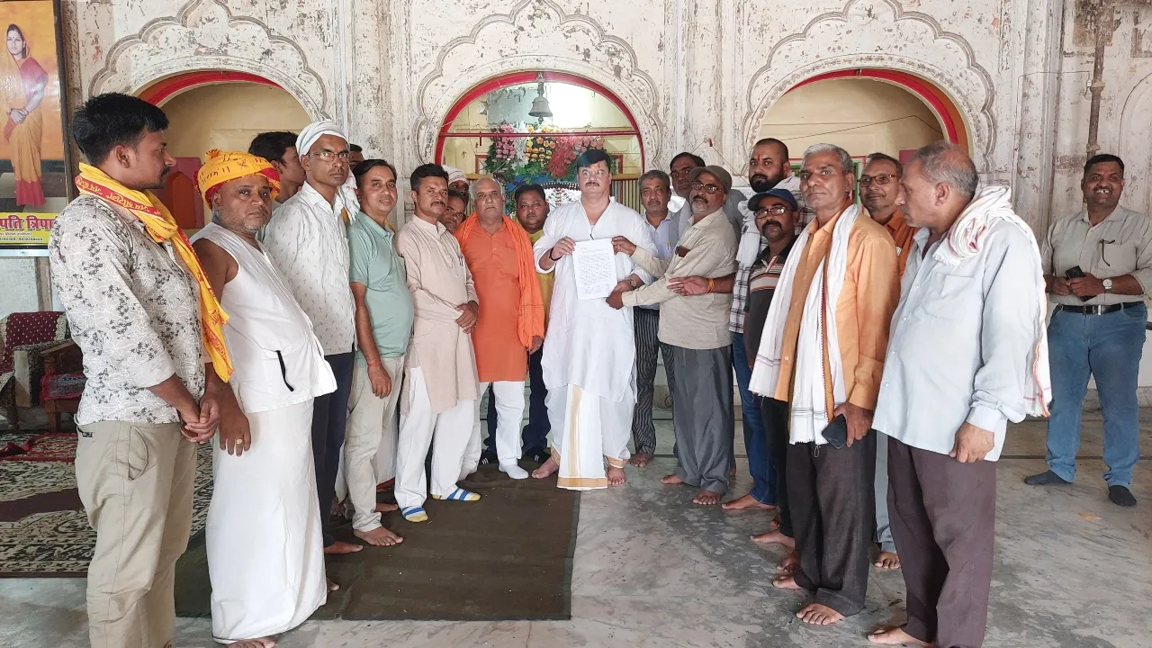 अयोध्या में रेलवे स्टेशन विस्तारीकरण का लोगों ने किया विरोध, महापौर को सौंपा ज्ञापन