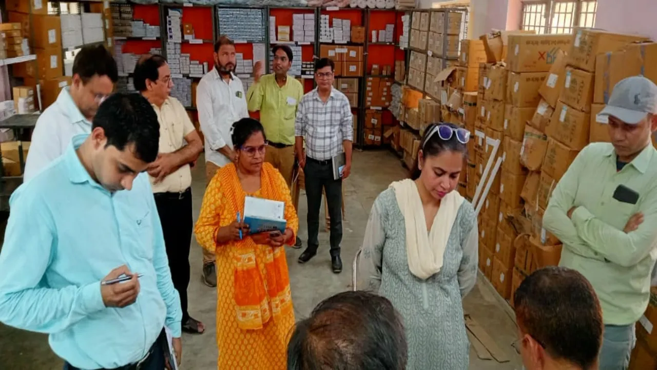 बाराबंकी: जीएम ने रामनगर सीएचसी पर परखीं स्वास्थ्य सेवाओं की हकीकत, इस बात पर जताई नाराजगी