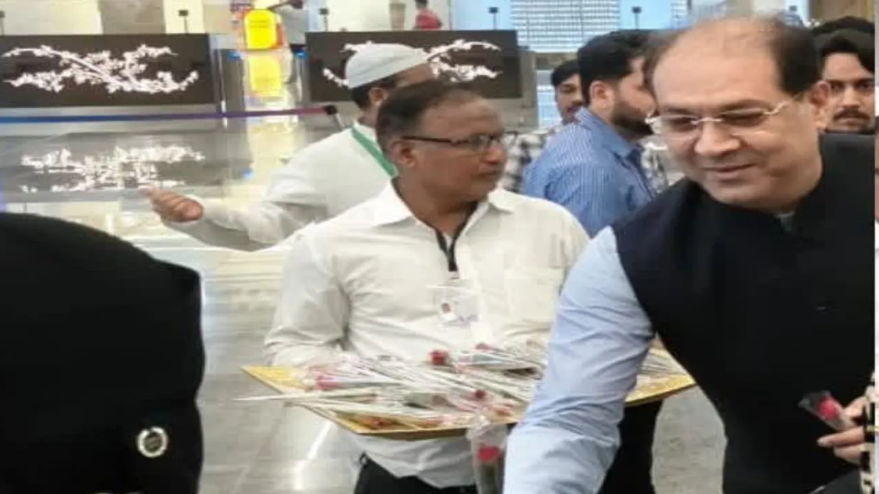 लखनऊ लौटे 287 हज यात्री, फूल बरसाकर हुआ स्वागत  