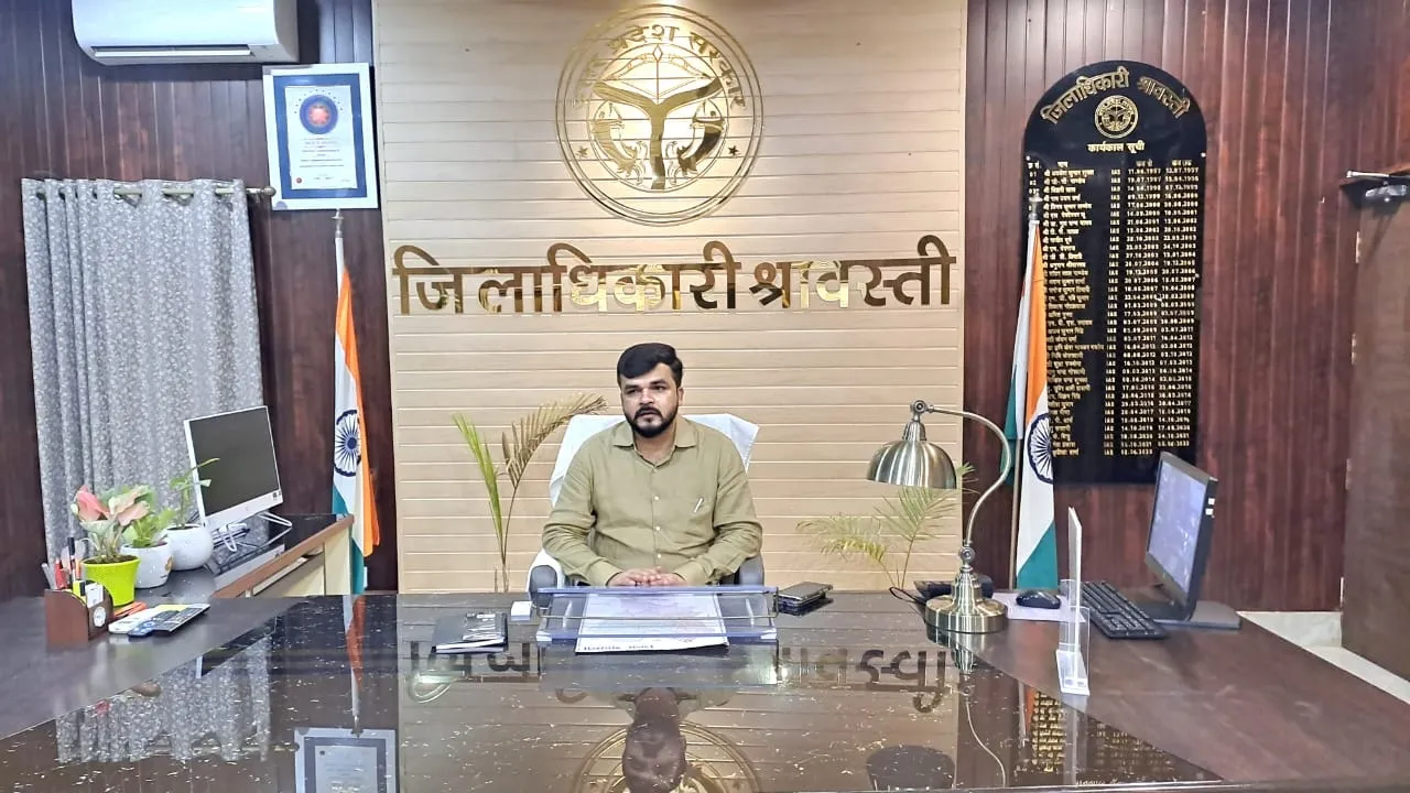 नवागन्तुक डीएम ने किया कार्यभार ग्रहण, श्रावस्ती के चहुंमुखी विकास का लिया संकल्प  