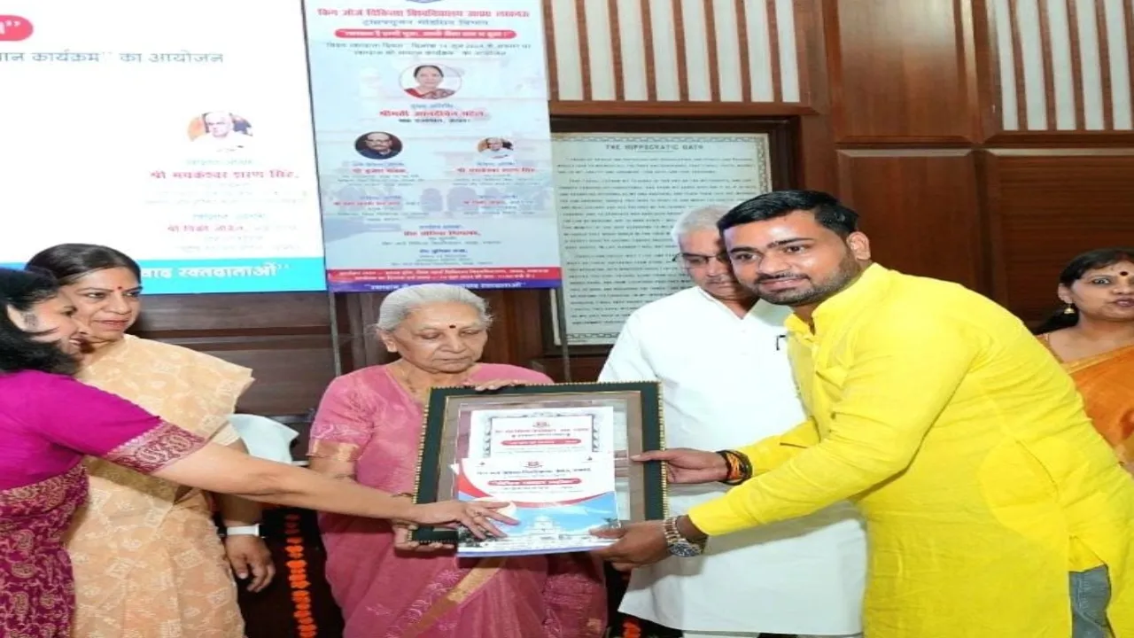 विश्व रक्तदाता दिवस: महादानी अभिषेक को राज्यपाल ने किया सम्मानित, सुलतानपुर में लोगों ने जताई खुशी 