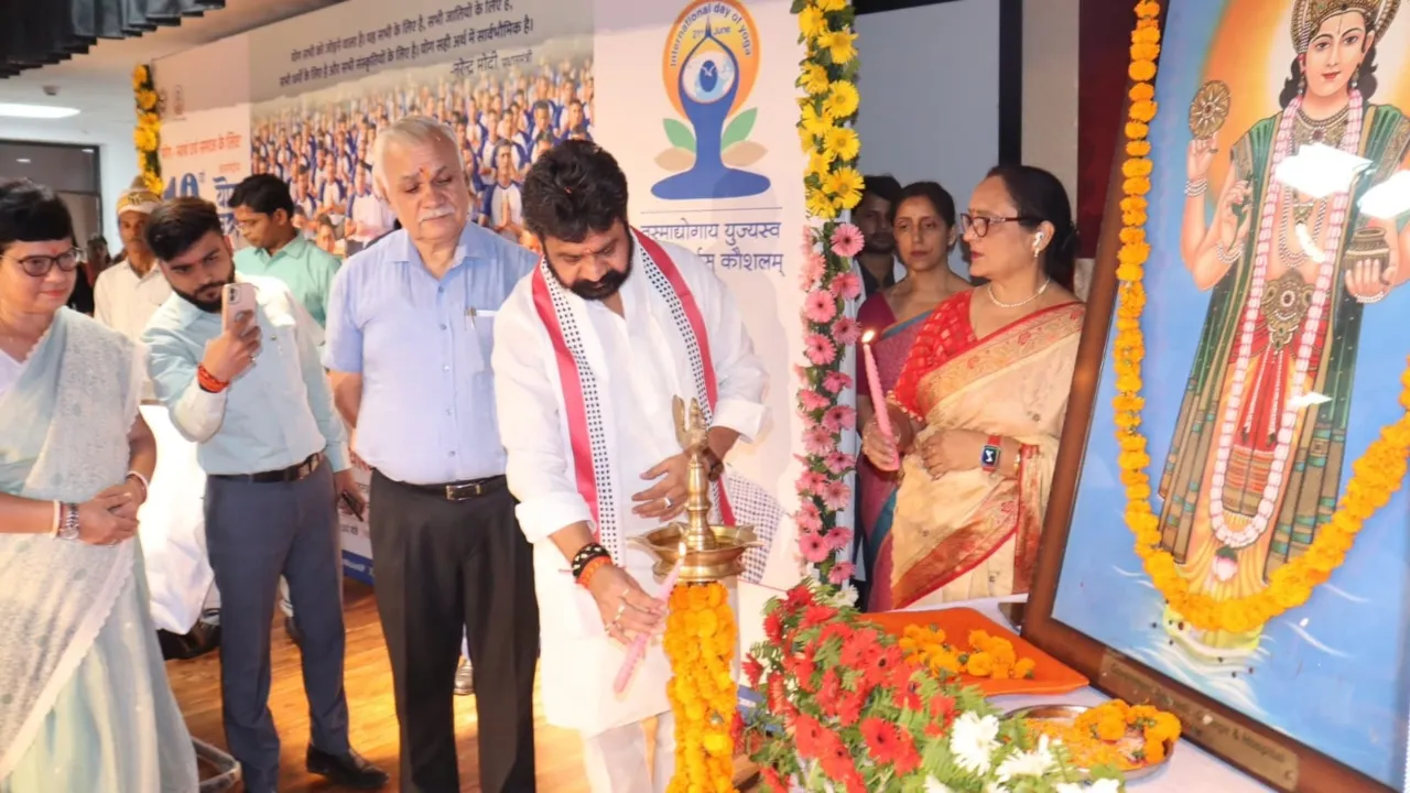 लखनऊ: मुख्य सचिव और आयुष मंत्री ने अंतराष्ट्रीय योग दिवस सप्ताह का किया शुभारम्भ