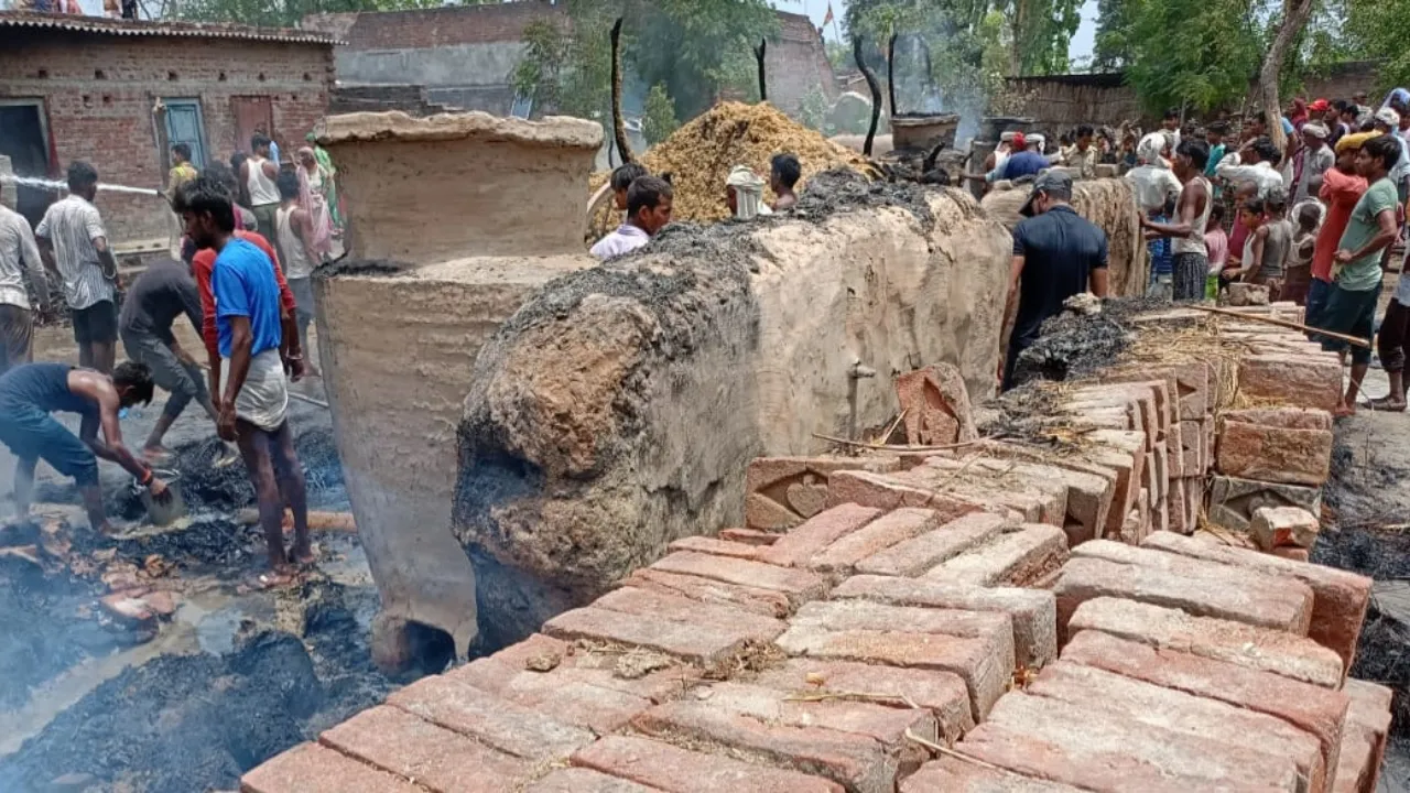 बहराइच: अज्ञात कारणों से लगी आग में छह मकान राख, कई लाख का हुआ नुकसान 