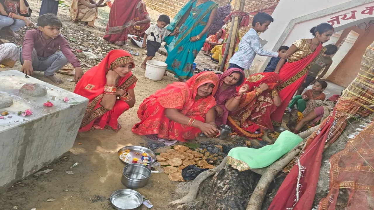 Vat Savitri Vrat: श्रावस्ती में अखंड सौभाग्य के लिए महिलाओं ने की वट वृक्ष की पूजा, लगाए फेरे  