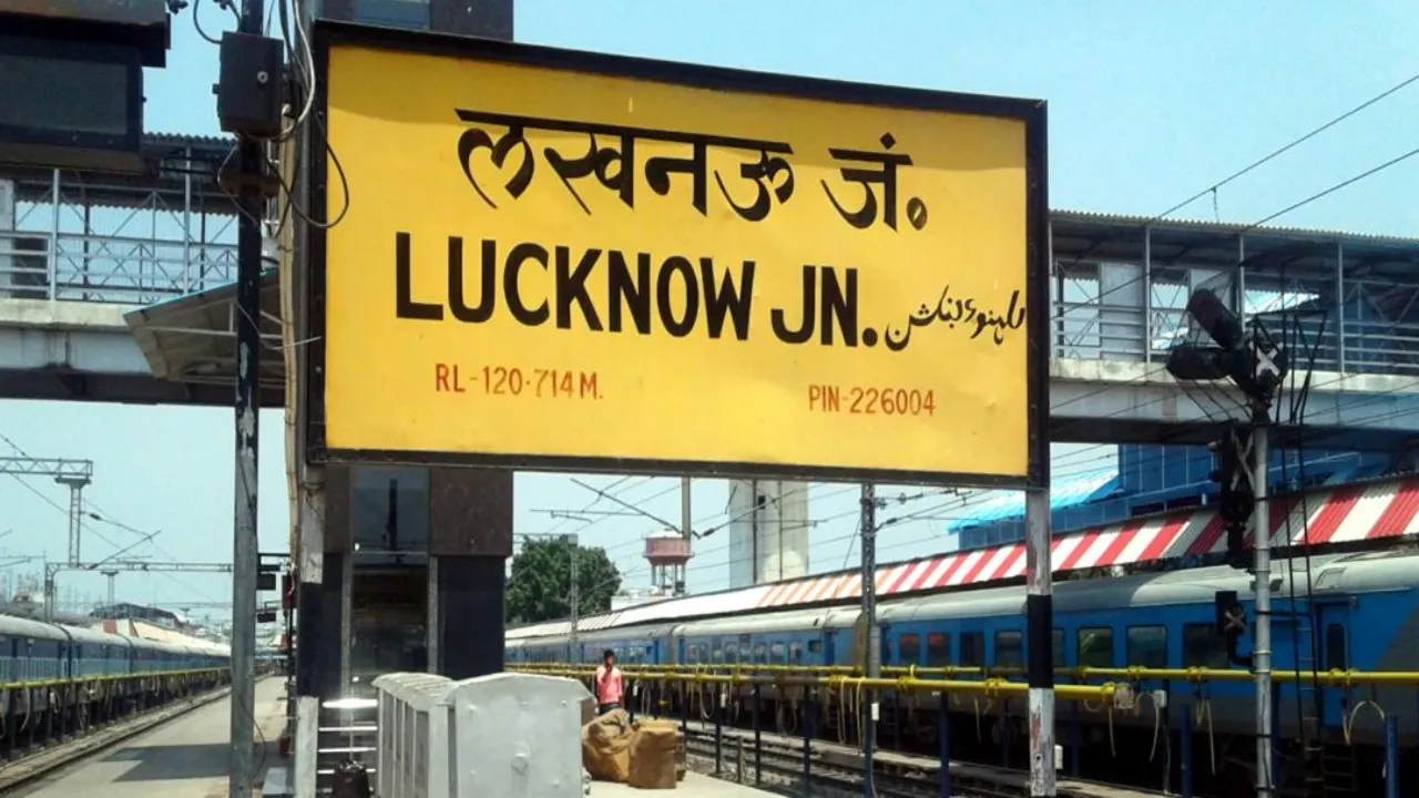 लखनऊ: बिना टिकट वंदे भारत में चढ़े यात्रियों का वीडियो वायरल, आरपीएफ ने बाहर निकाला 