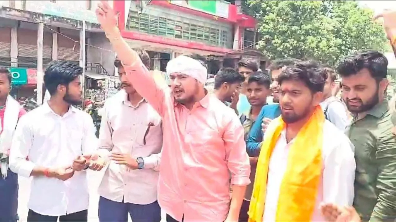 गोंडा में NEET धांधली पर छात्रों ने किया प्रदर्शन-जलाया NTA डायरेक्टर का पुतला-Video 