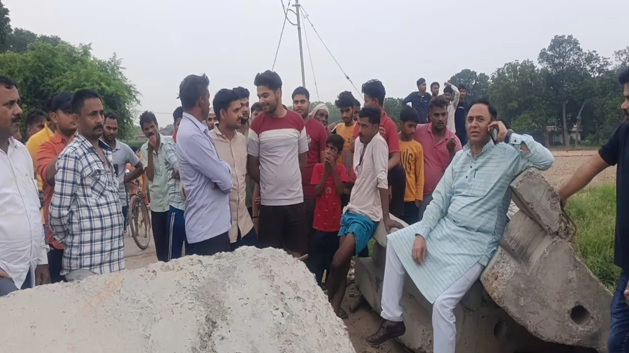 नहर की पटरी पर रखे पत्थर को पूर्व विधायक ने हटवाया, जानें क्या है मामला  