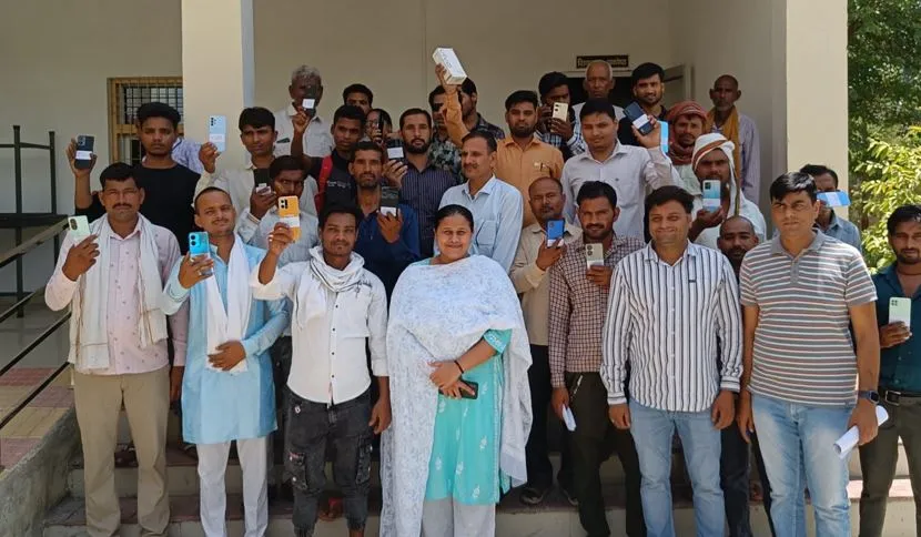 कासगंज: चोरी हुए मोबाइल वापस पाकर खिले लोगों के चेहरे, लोगों ने पुलिस का आभार किया व्यक्त